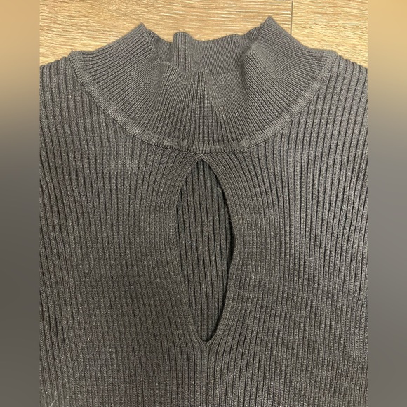 Size medium Boston Proper long sleeve black ribbed sweater with key hole. - Picture 6 of 8